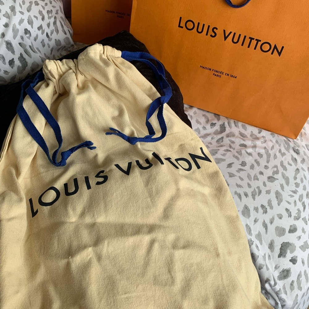 Louis Vuitton: Drawstring dust bag/ shopping bag